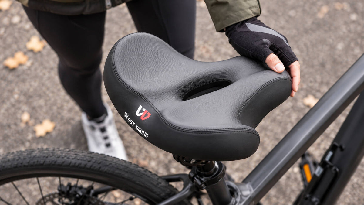 Breiter und bequemer Fahrradsattel für Herren und Damen – Ergonomischer Sattel mit weicher Polsterung und Aussparung montiert auf dem Fahrrad für den Alltag