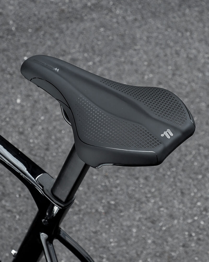 Bequemer Fahrradsattel für Herren und Damen in der Standard-Version – Ergonomischer Rennrad Sattel ohne Aussparung schräg von hinten gesehen