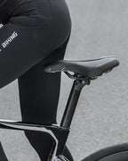 Ergonomischer und bequemer Fahrradsattel für Herren und Damen in der Praxis – Rennrad Sattel beim Fahrradfahren aus der Seitenansicht für optimalen Sitzkomfort