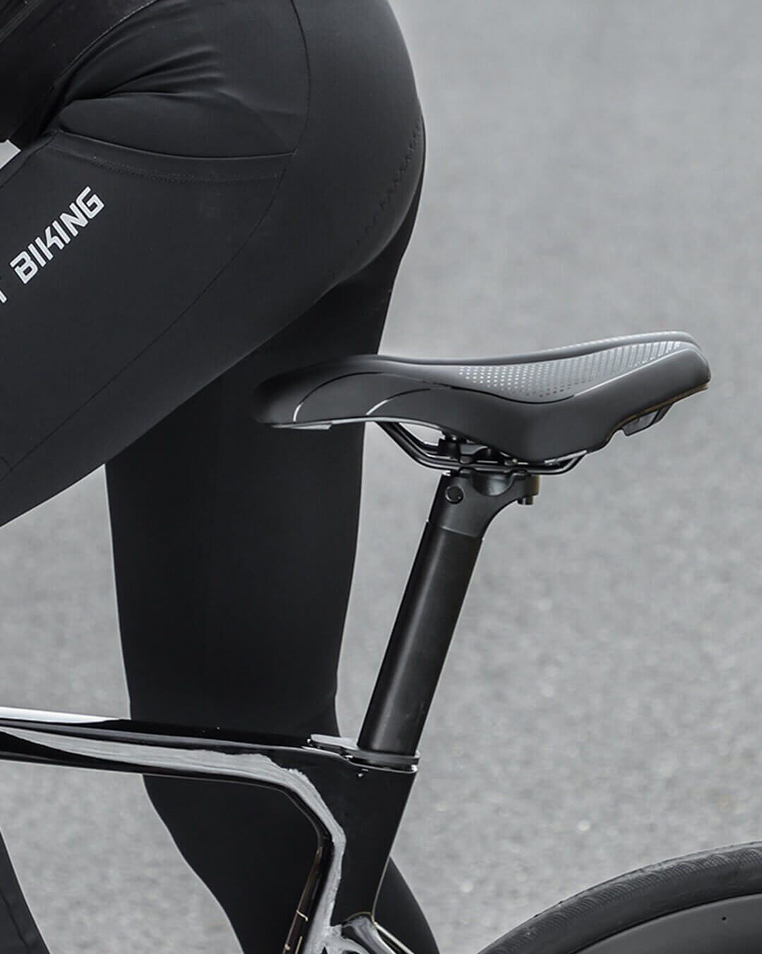 Ergonomischer und bequemer Fahrradsattel für Herren und Damen in der Praxis – Rennrad Sattel beim Fahrradfahren aus der Seitenansicht für optimalen Sitzkomfort