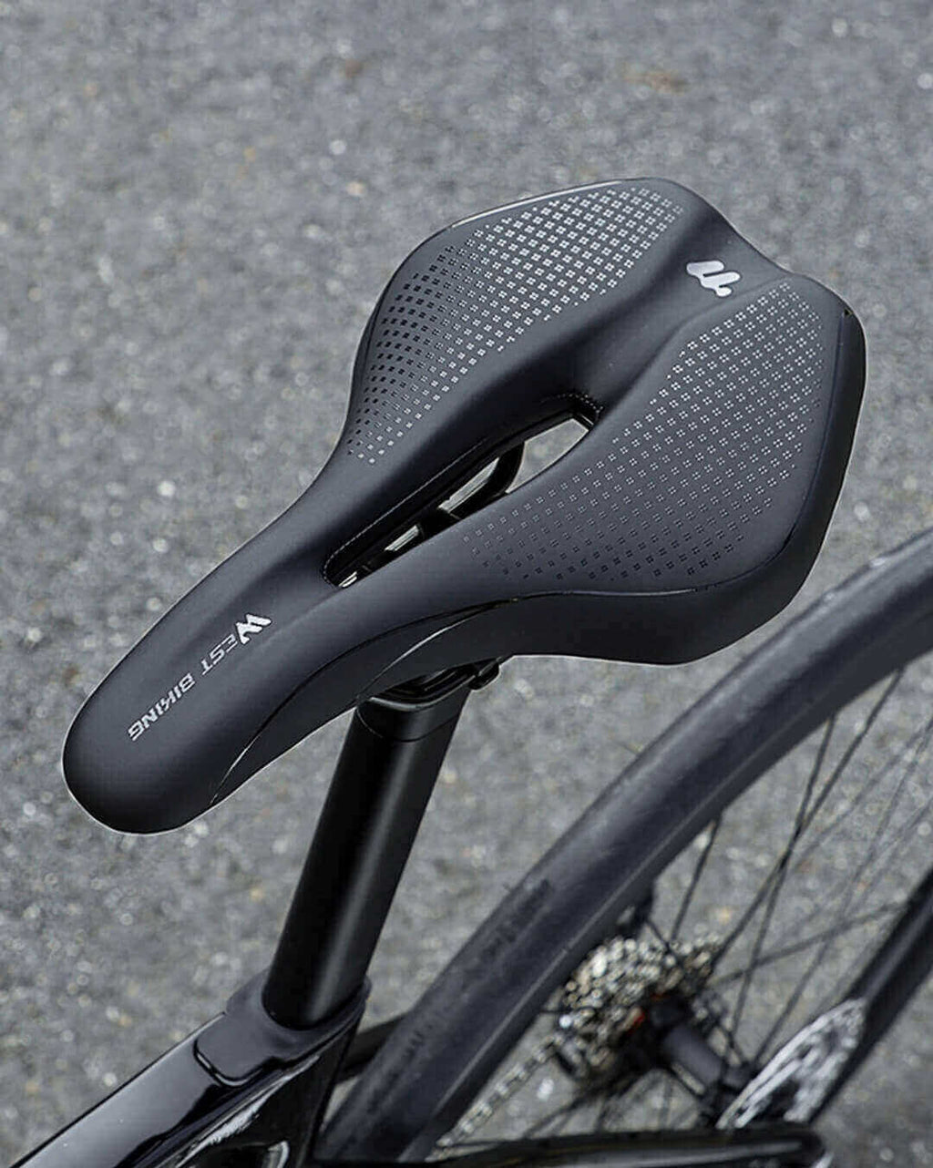 Bequemer und ergonomischer Fahrradsattel montiert auf einem Fahrrad – Atmungsaktiver Rennrad Sattel für Herren und Damen in der realen Ansicht
