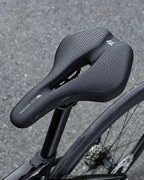 Bequemer und ergonomischer Fahrradsattel montiert auf einem Fahrrad – Atmungsaktiver Rennrad Sattel für Herren und Damen in der realen Ansicht