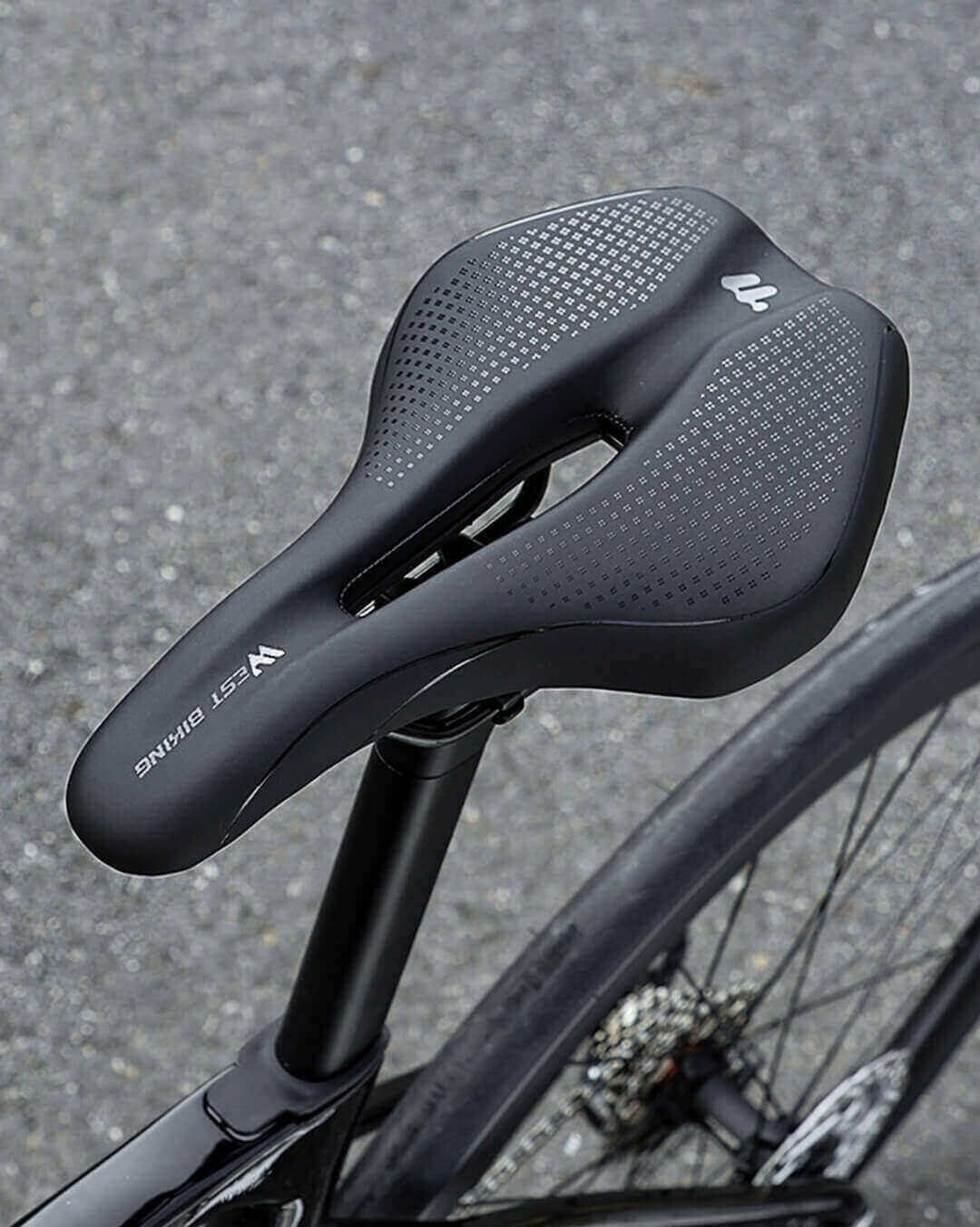 Bequemer und ergonomischer Fahrradsattel montiert auf einem Fahrrad – Atmungsaktiver Rennrad Sattel für Herren und Damen in der realen Ansicht