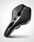 Bequemer und ergonomischer Fahrradsattel für Herren und Damen – Atmungsaktiver Rennrad Sattel in Schwarz mit ergonomischer Aussparung