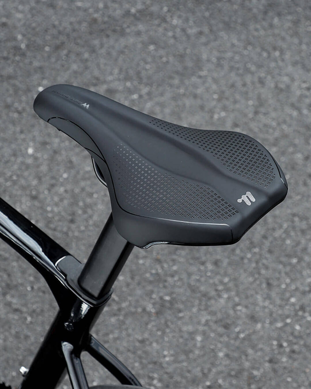 Ergonomischer und bequemer Fahrradsattel aus der Seitenansicht montiert auf dem Rad – Atmungsaktiver Rennrad Sattel für herren und damen mit rutschfester Oberfläche