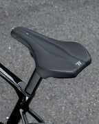Ergonomischer und bequemer Fahrradsattel aus der Seitenansicht montiert auf dem Rad – Atmungsaktiver Rennrad Sattel für herren und damen mit rutschfester Oberfläche