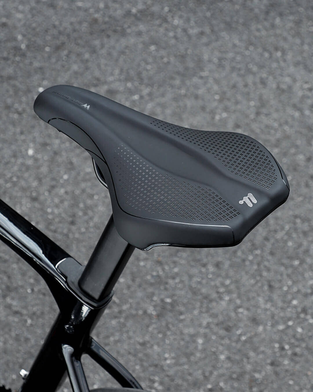 Ergonomischer und bequemer Fahrradsattel aus der Seitenansicht montiert auf dem Rad – Atmungsaktiver Rennrad Sattel für herren und damen mit rutschfester Oberfläche
