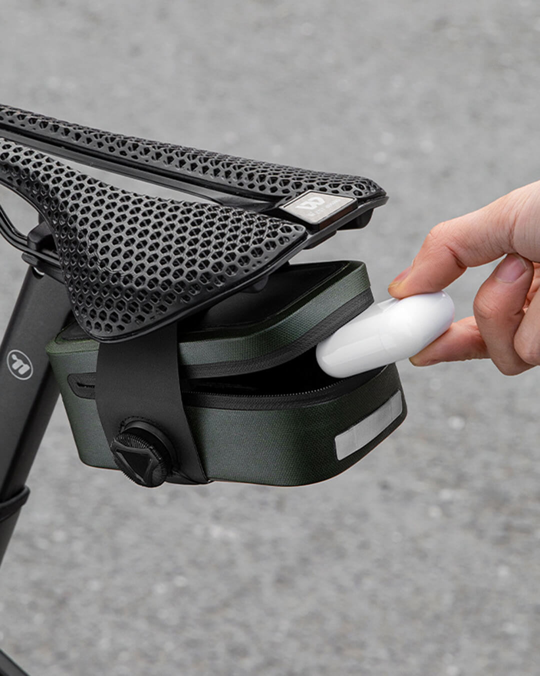 Wasserdichte Fahrrad Satteltasche in Olivgrün am Sattel.