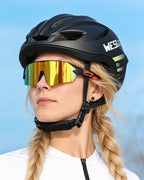Radfahrerin mit Fahrradbrille und Helm auf dem Rennrad