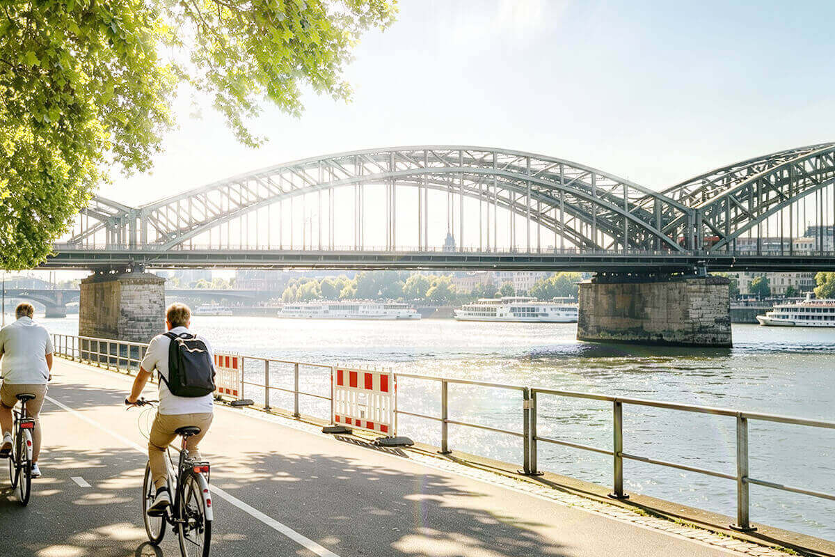 fahrradbrille fehlt: Starke Blendung durch Sonnenlicht am Wasser.