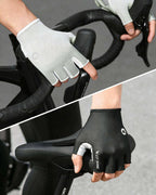 Fahrradhandschuhe Kurzfinger für den Sommer in Schwarz und Weiß am Rennrad Lenker und Fahrradsattel