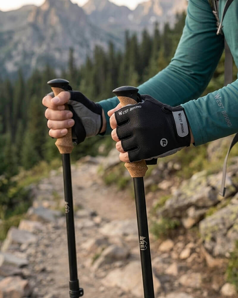 Outdoor-Handschuhe beim Wandern mit Trekkingstöcken – Robuste Halbfinger-Handschuhe für Berge und Natur
