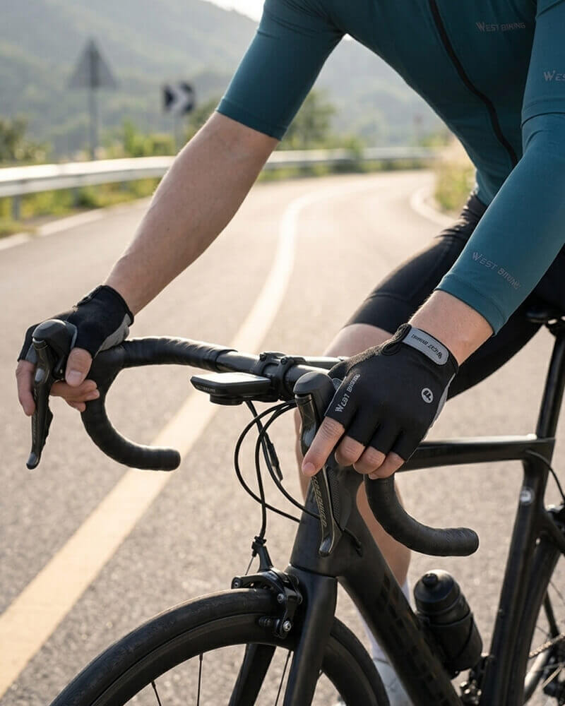 Ergonomische Rennrad-Handschuhe Halbfinger im Einsatz – Atmungsaktive Fahrradhandschuhe Sommer auf dem Bike