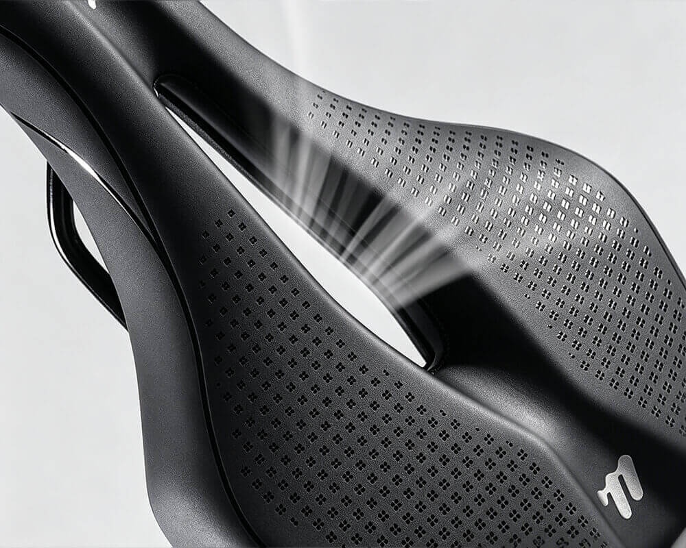 Nahaufnahme vom ergonomischen Fahrradsattel für Herren und Damen – Bequemer Rennrad Sattel mit Luftstrom im Belüftungskanal und rutschfester Oberflächenstruktur