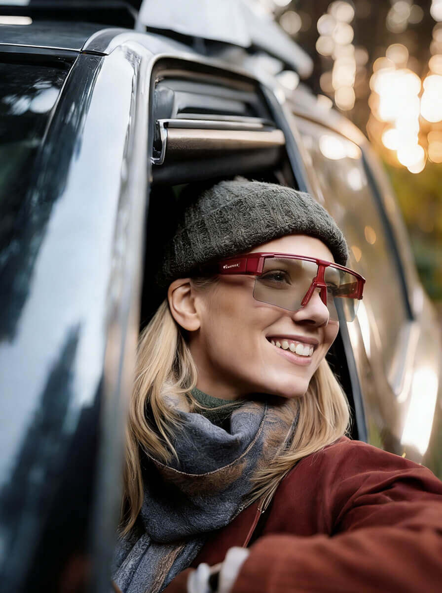 Selbsttönende Überbrille für Brillenträger beim Autofahren im Alltag – Komfortable Fahrrad- und Sportbrille über der Sehbrille getragen aus dem Auto heraus