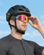 Rennrad Fahrer mit Sportbrille und Helm auf dem E-Bike