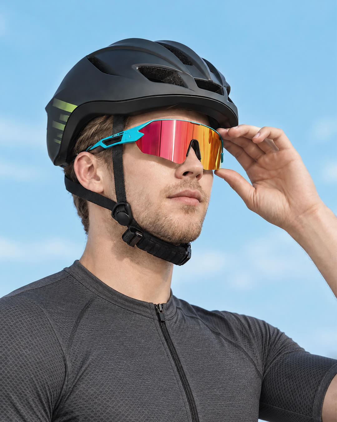 Rennrad Fahrer mit Sportbrille und Helm auf dem E-Bike